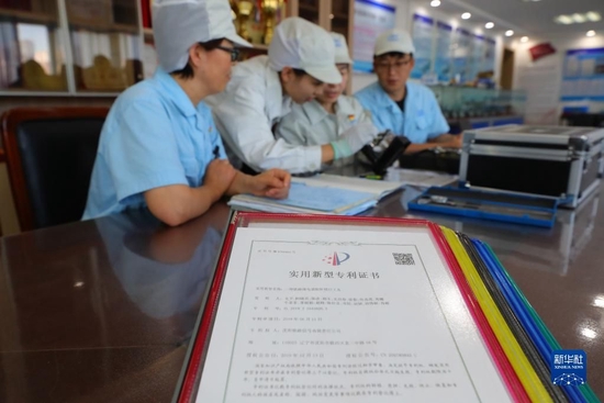  柯晓宾等人获得的专利证书（2022年9月7日摄）。新华社记者 杨青 摄