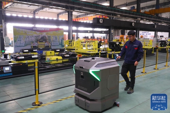 10月16日，沈阳新松机器人自动化股份有限公司的工程师在车间调试工业清洁机器人。新华社记者 杨青 摄