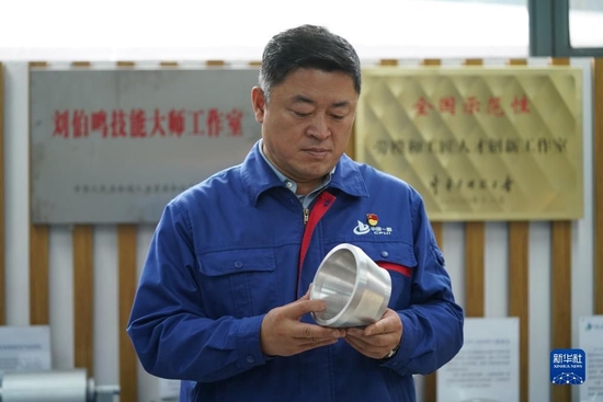 二十大代表、中国一重水压机锻造厂副厂长刘伯鸣在工作室内查看创新产品模型（2022年9月17日摄）。新华社记者 王松 摄