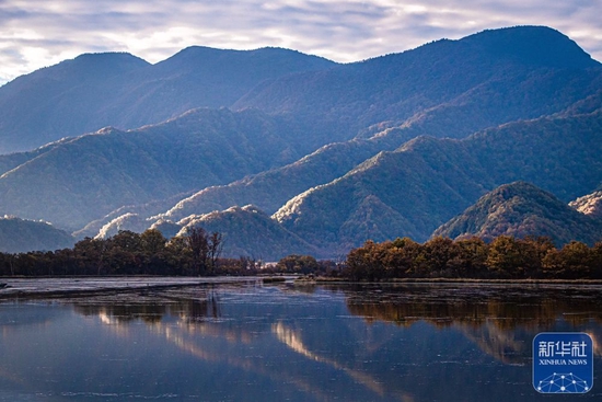 这是10月16日拍摄的湖北省神农架林区大九湖一角。新华社记者 肖艺九 摄