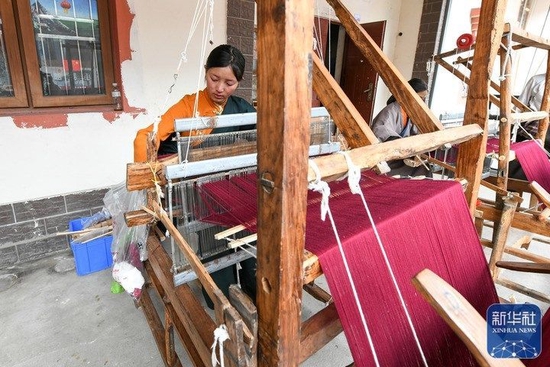  10月16日，在四川阿坝汶川县映秀镇渔子溪村，织工在纺织牦牛绒披肩。新华社记者 唐文豪 摄