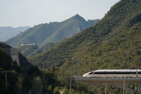  一列复兴号高铁列车从京张高铁驶过居庸关长城（2020年10月6日摄）。新华社记者 鞠焕宗 摄