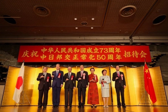 山口那津男（左二）等日本政要出席纪念中日邦交正常化50周年大型招待会。图源：日本华侨报