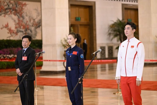  朱有勇、王亚平、武大靖代表（自左至右）在“党代表通道”接受采访。新华社记者 金良快 摄