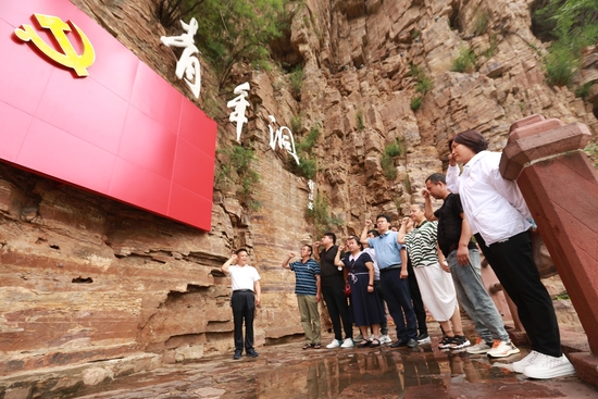  △2022年7月1日，河南省濮阳市党员在红旗渠红色教育基地重温入党誓词。