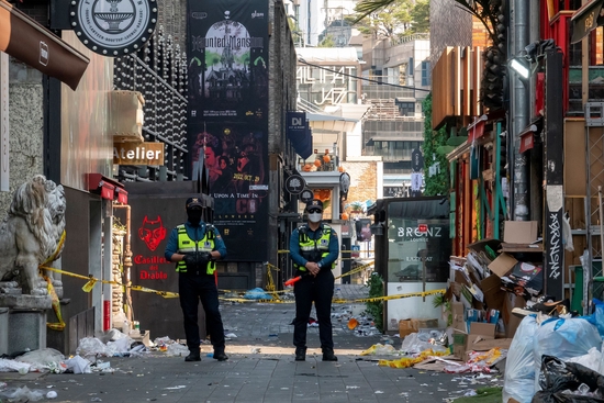 当地时间2022年10月30日，韩国首尔，警察在梨泰院的一条小巷站岗，这里的万圣节派对期间发生踩踏事件，造成多人死亡。 视觉中国 图