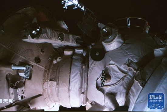 11月1日在北京航天飞行控制中心拍摄的空间站梦天实验舱与空间站组合体在轨完成交会对接。这是梦天实验舱对接锁锁紧完成。新华社发（孙丰晓 摄）