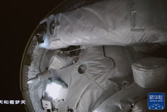 11月1日在北京航天飞行控制中心拍摄的空间站梦天实验舱与空间站组合体在轨完成交会对接。这是梦天实验舱成功对接于天和核心舱前向端口。新华社发（孙丰晓 摄）