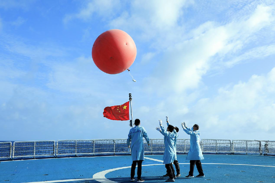  科研人员释放探空气球。