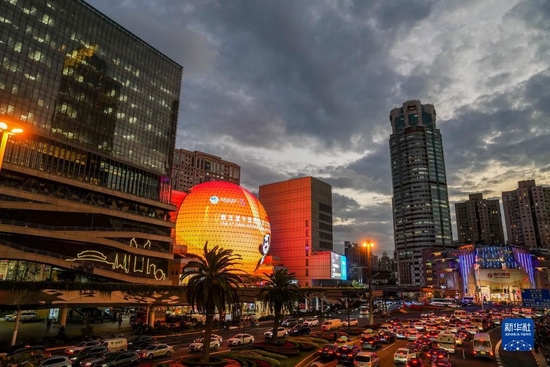 2022年11月4日傍晚拍摄的上海徐家汇商圈。新华社记者 丁汀 摄