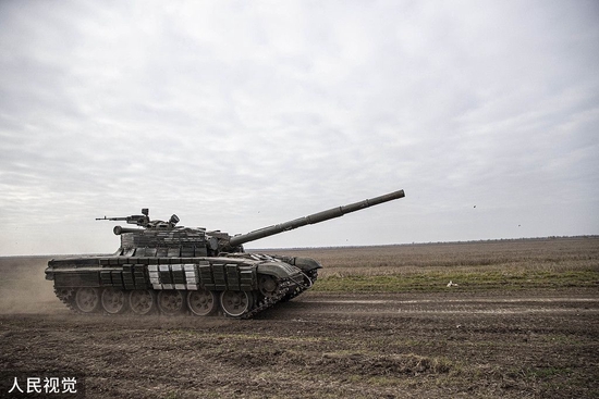 当地时间2022年11月9日，赫尔松地区，乌克兰武装部队的一辆坦克继续向前线进发。