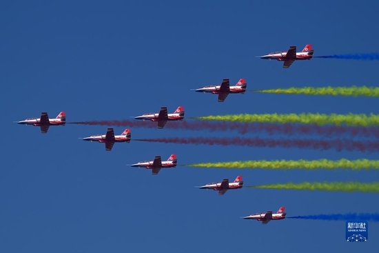 11月13日，第十四届中国航展闭幕当天，空军航空大学“红鹰”飞行表演队进行飞行表演。新华社发（余红春 摄）