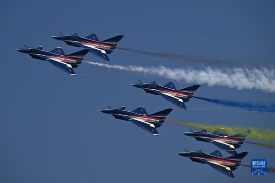  11月13日，第十四届中国航展闭幕当天，空军八一飞行表演队进行飞行表演。新华社发（余红春 摄）