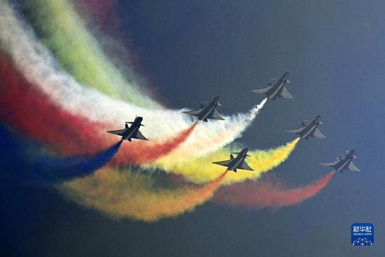 11月13日，第十四届中国航展闭幕当天，空军八一飞行表演队进行飞行表演。新华社发（余红春 摄）