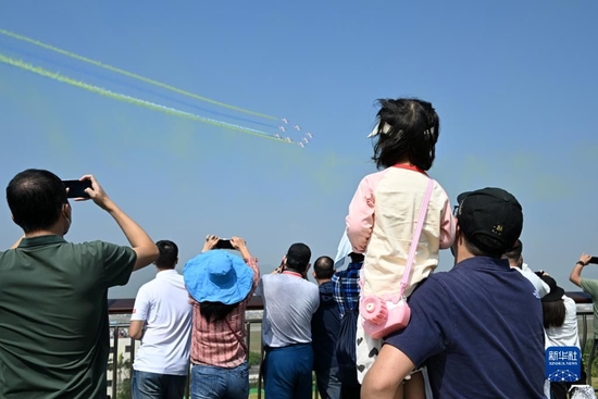 11月13日，第十四届中国航展闭幕当天，观众在现场观看飞行表演。新华社发（余红春 摄）
