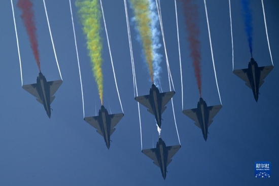 11月13日，第十四届中国航展闭幕当天，空军八一飞行表演队进行飞行表演。新华社发（余红春 摄）