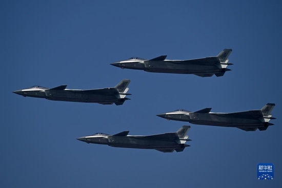 11月13日，第十四届中国航展闭幕当天，空军歼-20战机进行飞行展示。新华社发（余红春 摄）