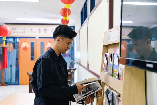  在阿拉扎大学孔子学院内，一名学生在阅读中文杂志。新华社记者 徐钦 摄