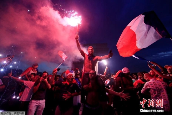 资料图：2018俄罗斯世界杯，法国队最终夺得冠军，法国巴黎香榭丽舍大道挤满庆祝的球迷。