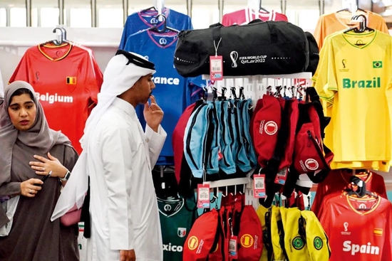 11月12日，卡塔尔多哈一家商场内销售的运动服饰等产品。图/视觉中国