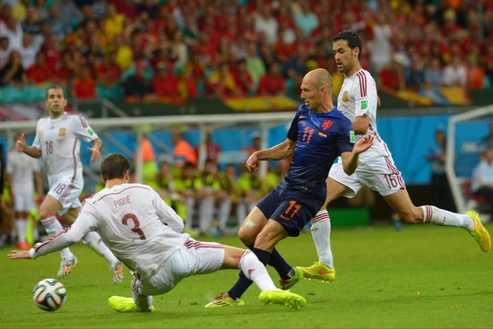 2014巴西世界杯小组赛B组，穿白色球衣的西班牙队曾1比5不敌荷兰队。图据IC photo