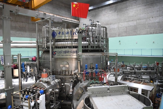 在中科院合肥物质科学研究院，工作人员对有“人造太阳”之称的全超导托卡马克核聚变实验装置（EAST）进行升级改造（2021年4月13日摄）。新华社记者 刘军喜 摄