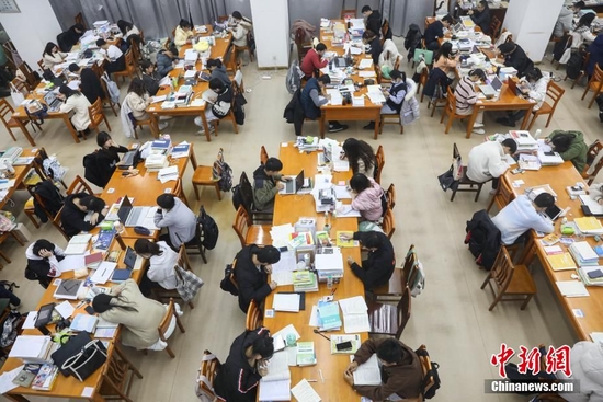 资料图:众多考研学生在南昌大学图书馆的自习室内复习备考。 刘力鑫 摄