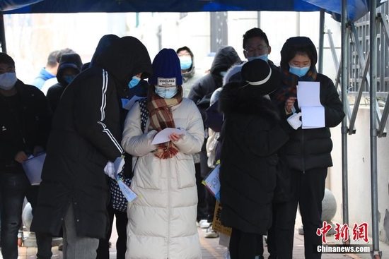 资料图:考生向工作人员出示健康码。月年有新<strong>华裔五月天婷婷丁香花</strong>中新社记者 阚力 摄