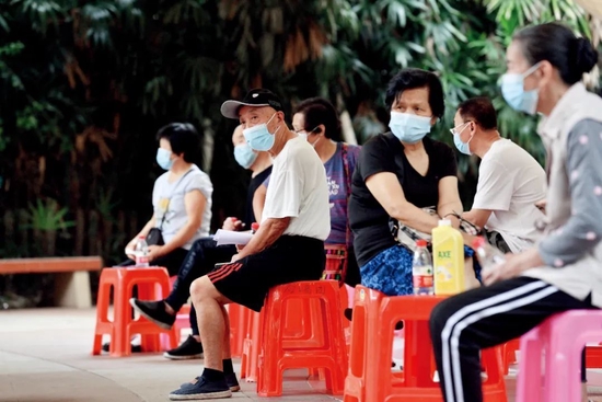 5月6日，广东广州市天河区，黄村街道康城社区为60岁及以上人群开设新冠疫苗接种专场。图/人民视觉