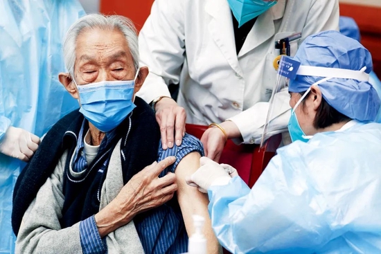 4月18日，94岁的老人高铦接种新冠疫苗。当日，北京市东城区建国门街道协同社区卫生服务中心、隆福医院等在中国社会科学院开设疫苗接种专场。图/新华