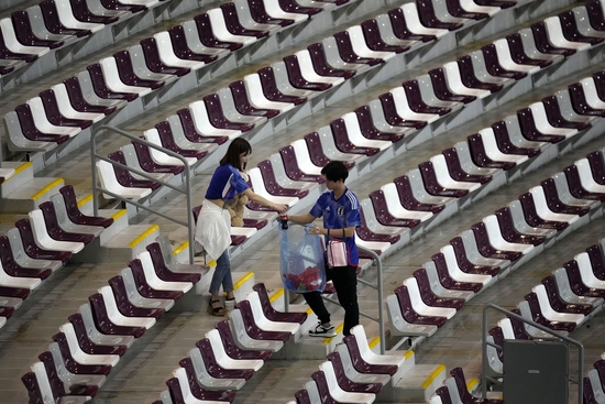目睹球队小组出线后，日本球迷延续传统打扫看台