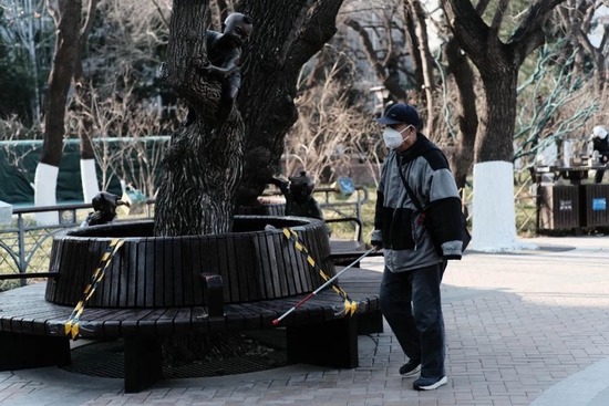 12月9日，北京，公园里的戴口罩的老年人，不久前，北京发布通告称，进入公园不查验核酸检测阴性证明。