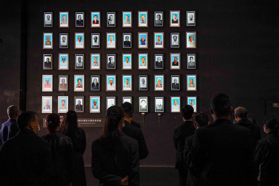  2022年4月13日，侵华日军南京大屠杀遇难同胞纪念馆为今年离世的幸存者举行“熄灯”悼念仪式。新华社记者 李博 摄