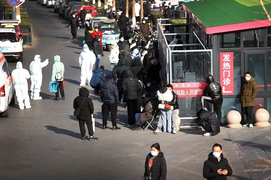 12月9日，北京，通州潞河医院感染性疾病科发热门诊外，市民在等候就诊。