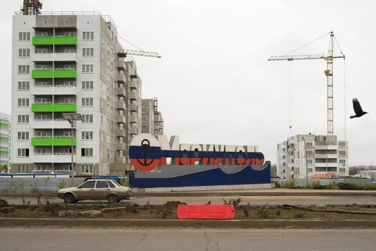  在乌东四地公参加俄以后，俄罗斯对这些场合进行住宅重建，图为马里乌波尔住宅重建 图：俄罗斯卫星通信社