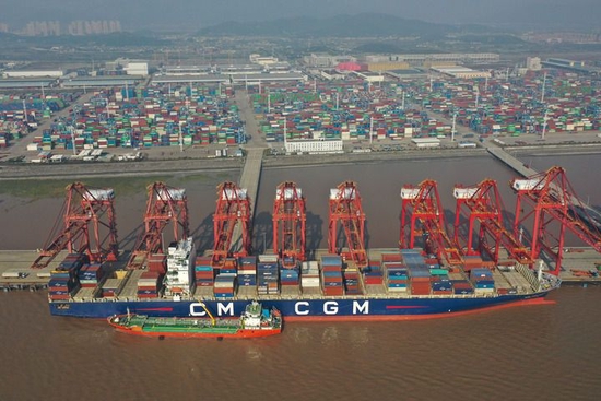 货轮停靠在浙江宁波舟山港梅东码头（12月13日摄，无人机照片）。新华社记者 黄宗治 摄