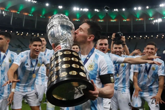 ·阿根廷队夺得2021年美洲杯冠军，梅西亲吻奖杯。