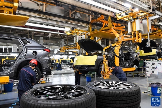 2022年6月16日,长安汽车重庆两江智能工厂工作人员在生产车间内作业