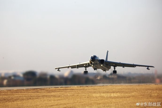 △轰炸机接令升空。