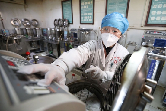  2022年12月23日，甘肃中医药大学附属医院医务人员在煎药室熬制中药。新华社记者 马希平 摄