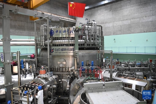 在中科院合肥物质科学研究院,工作人员对有“人造太阳”之称的全超导托卡马克核聚变实验装置(EAST)进行升级改造(2021年4月13日摄)。新华社记者 刘军喜 摄