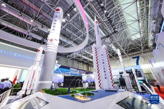 中国新一代运载火箭家族模型——长征五号B运载火箭、重型运载火箭、新一代载人运载火箭、长征六号改运载火箭、捷龙三号运载火箭和商业航天多媒体沙盘(前)亮相中国航展(2022年11月9日摄)。新华社记者 刘大伟 摄