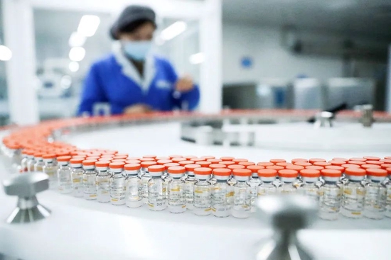  2021年1月6日，科兴中维的工作人员检查自动西林瓶包装线上新冠病毒灭活疫苗标签。新华社记者 张玉薇 摄