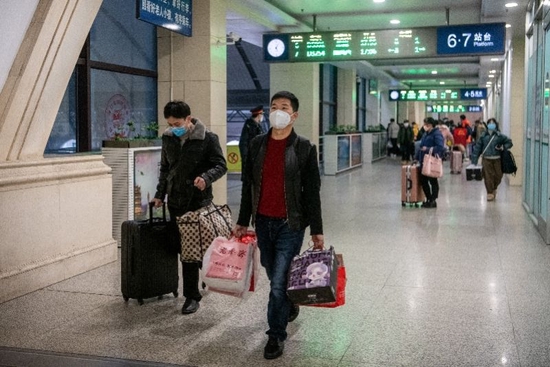 1月15日，武汉汉口站。春节临近，身处异乡的旅客纷纷踏上返乡的旅程。他们背起行囊，搭乘回家的列车，归心似箭。  新华社发
