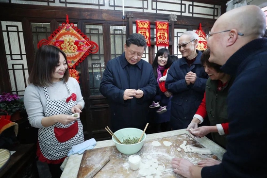  2019年2月1日，习近平在北京前门东区草厂四条胡同，同朱茂锦一家人包饺子、聊家常。（图源：新华社）
