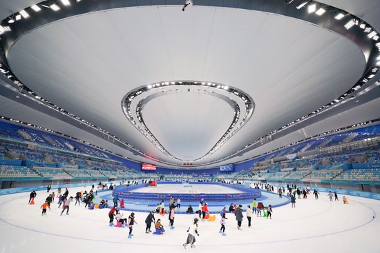 2023年1月30日，市民游客在国家速滑馆内滑冰，感受冰雪乐趣。新华社记者 鞠焕宗 摄