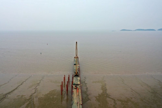 ������Ա��ͨ�ռ�����������纣��·����ʩ���ֳ�����ջ�ţ�Ϊ���ڹ�����׼����2023��2��1���㣬���˻���Ƭ����2022��11��30�տ��������ͨ�ռ�����������纣��·����ȫ�̿纣���ܳ�Լ29.2���Ϊ���ʱ��350�����˫�߸�����·�ţ���Ŀǰ�������ڽ�������������׼��ߵĸ�����·�纣���š��»������ ������ ��