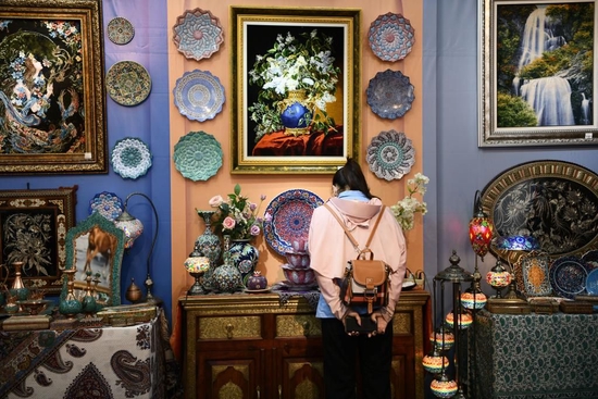 2021年9月12日，在广西南宁国际会展中心，参观者在东博会“一带一路”国际展区伊朗展台观看展品。