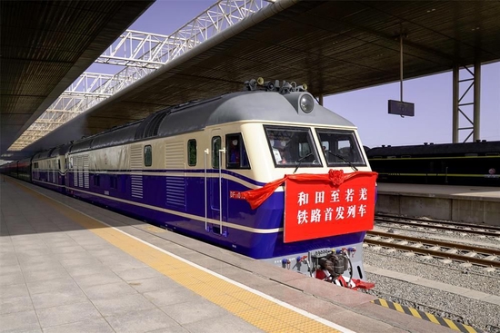 和若铁路首趟列车缓缓驶出新疆和田火车站（2022年6月16日摄）。 新华社记者 丁磊 摄