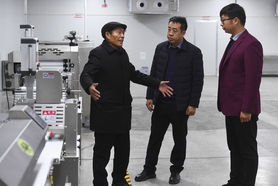 2月21日，在位于河南省濮阳市庆祖镇西辛庄村的食品工业园，李连成（左）和园区、企业负责人交流。新华社记者 张浩然 摄